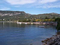 Garda set fra strandpromenaden, der er marked i byen i dag