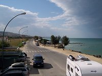 Udsigt fra Eur Camping. Man kan svagt ane affaldscontainerne et godt stykke henne af vejen i venstre side