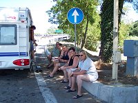 Kl. 14.45, vi venter stadig p� vejhj�lpen