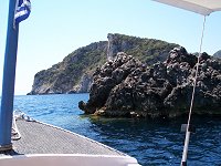 I midten �verst: l�vehoved-klippen, jeg synes nu mest, det ligner et abehovede