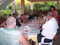 P� restaurant Karda Grove, pladsens egen restaurant. Campingejerens kone tager i mod vores bestillinger