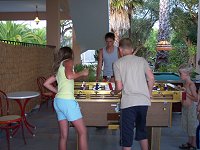 Louise, Kennie og Kristoffer spiller lidt f�r og efter maden