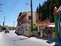 Den smalle bygning med l�gehuset som Stine bes�gte sidst vi var p� Korfu