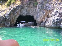 Vi sejler ind i flere klippehuler, venter p� at komme til.