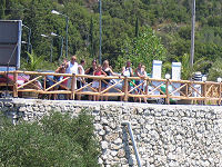 PIS-A-klubben nyder udsigten p� Paleokastritsa