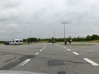 De andre tager imod os, da vi ankommer til Bj�vlund