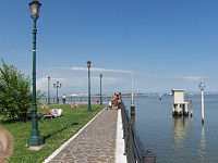 Venter p� turistb�den et par hundrede meter fra Camping Fusina