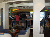 Kristian, Kristoffer og Vibeke i en bar p� Pasiphae Palace