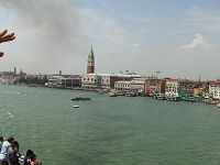 Markus Kirken og en hale af r�g efter f�rgen