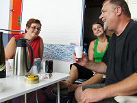 Camilla og Kristian der har bryllupsdag smiler s�dt til hinanden. Vibeke i baggrunden