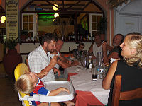 P� Restaurant Valentino, Kristian 'kaster hovedet tilbage og ler'...