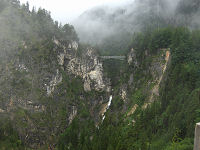 Neuschwanstein - udsigt til bro - billedet er taget ud af et vindue p� slottet