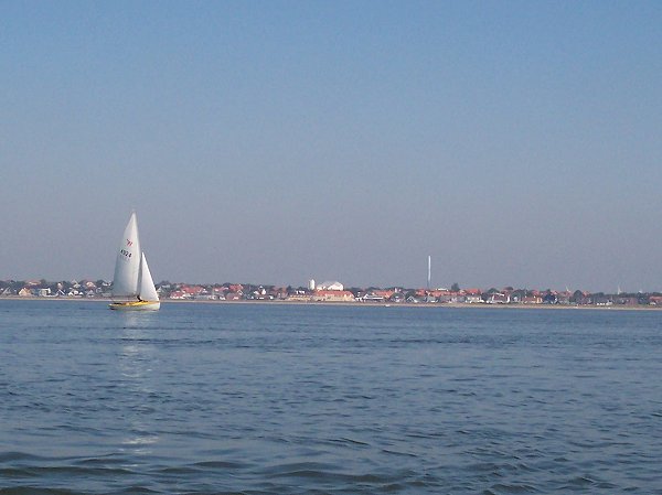 Sejlb�d og Hjerting Kirke i midten i baggrunden - 6. sept. 2005