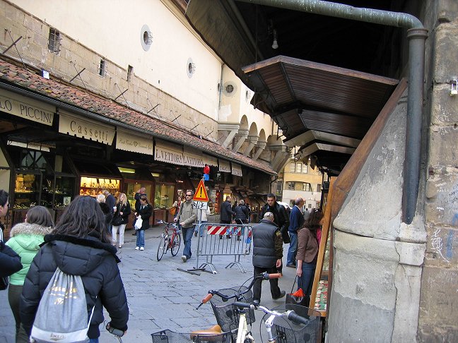 P� broen 'Ponte Vecchio' i Firenze.