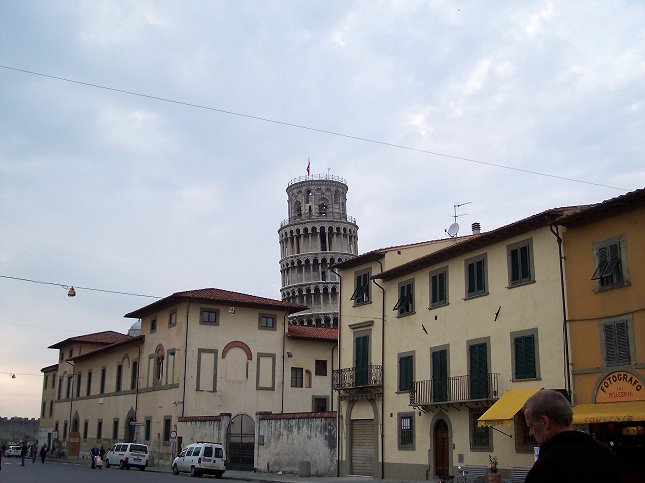 'Det sk�ve t�rn' set fra en sidegade.