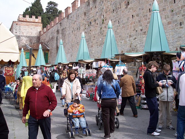 Souvenirboder t�t ved 'Det sk�ve t�rn'.