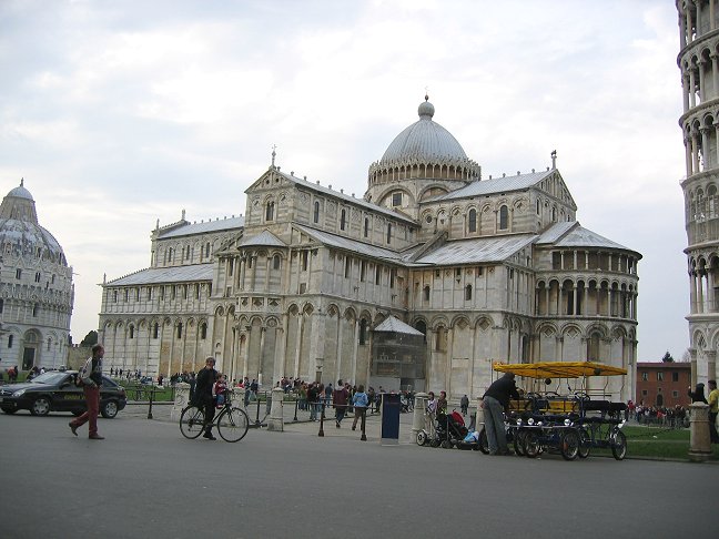 D�bskapellet, Domkirken og en bid af 'Det sk�ve t�rn' til h�jre i billedet.