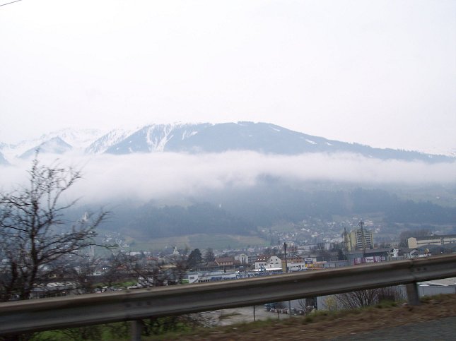 Lave skyer - da vi k�rer fra rastepladsen i Innsbruch.