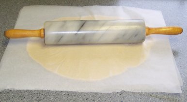 L�g et stykke bagepapir ovenp� og rul dejen ud