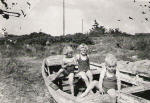 3 søskende; Susanne, Rita og en sød lille John på stranden sommeren 1959