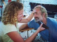 Dejligt med en barbering efter 35 d�gn p� Stillehavet