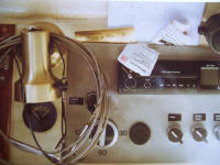 Den sprungne vante. Se trevlerne på wiren.