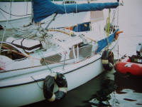 Motoren p� gummib�den fik jeg for�ret af Willy, som tak for at hj�lpe ham gennem Kanalen